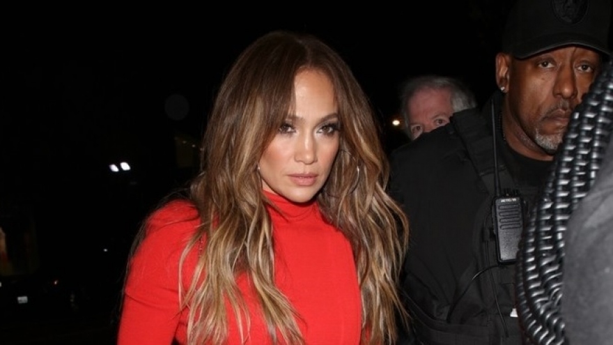 Jennifer Lopez diện đầm bó khoe body gợi cảm đi chơi đêm cùng bạn bè