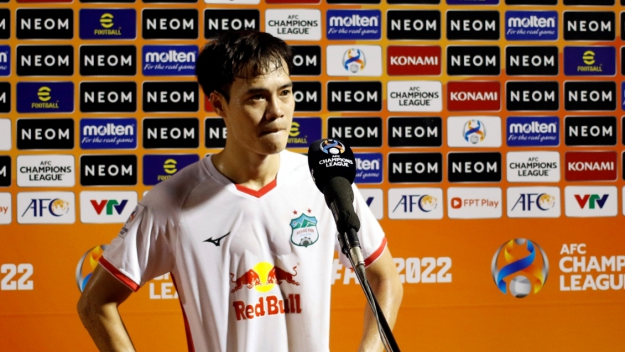 Văn Toàn lên tiếng khi bị chỉ trích ném băng đội trưởng sau trận HAGL 0-1 Jeonbuk