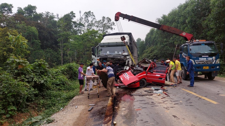 Vụ tai nạn kinh hoàng ở Nghệ An: Xe con có dấu hiệu mất lái