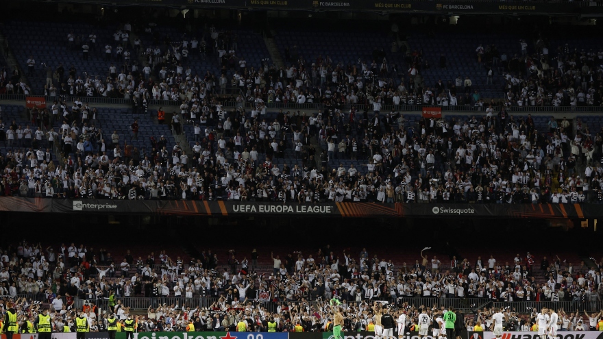 HLV Xavi sốc khi CĐV Frankfurt áp đảo CĐV Barca ở Camp Nou