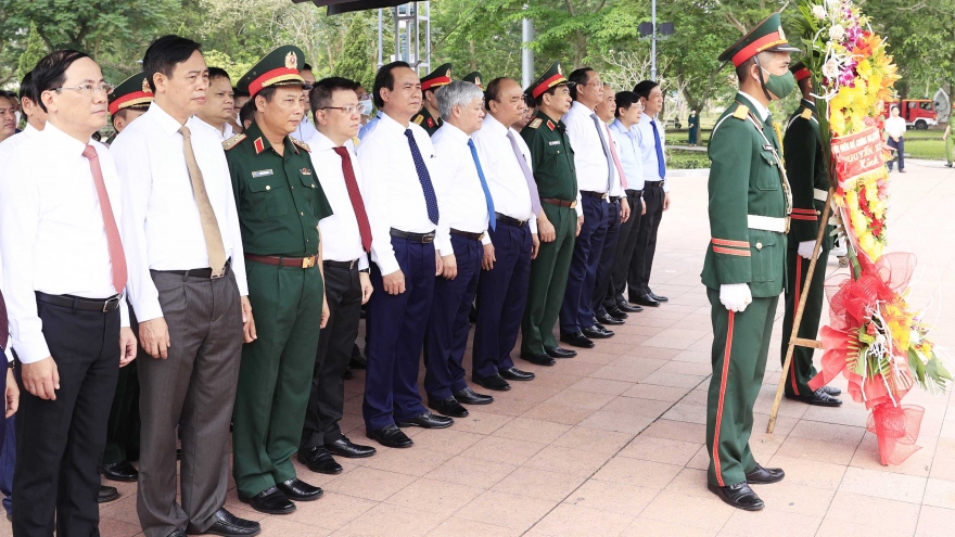 Chủ tịch nước dâng hương tưởng nhớ các Anh hùng liệt sĩ tại Thành cổ Quảng Trị 