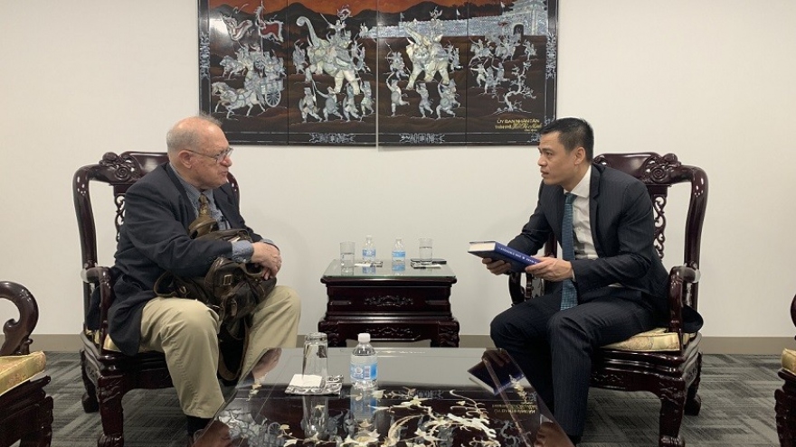 Đại sứ Đặng Hoàng Giang tiếp thân mật người bạn thân thiết của Việt Nam John McAuliff