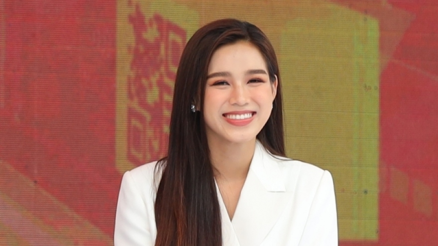 Hoa hậu Đỗ Thị Hà: "Tôi phải tranh thủ mọi lúc mọi nơi để học"
