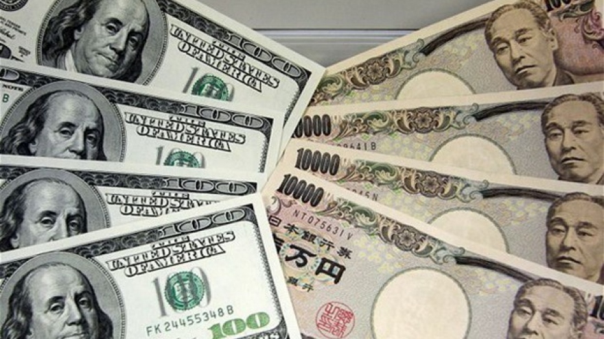 Đồng yên giảm xuống mức thấp trong vòng gần 20 năm so với đô la Mỹ