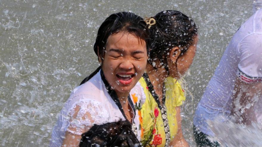 Ấn tượng lễ hội Té nước lớn nhất Việt Nam diễn ra tại Lai Châu