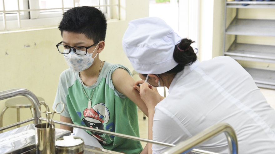 Một số quận, huyện tại Hà Nội tiêm xong vaccine COVID-19 cho trẻ lớp 6