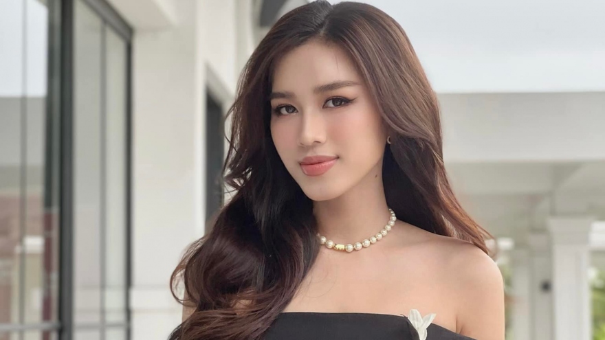 Hoa hậu Đỗ Thị Hà khoe vai trần quyến rũ trong loạt ảnh mới