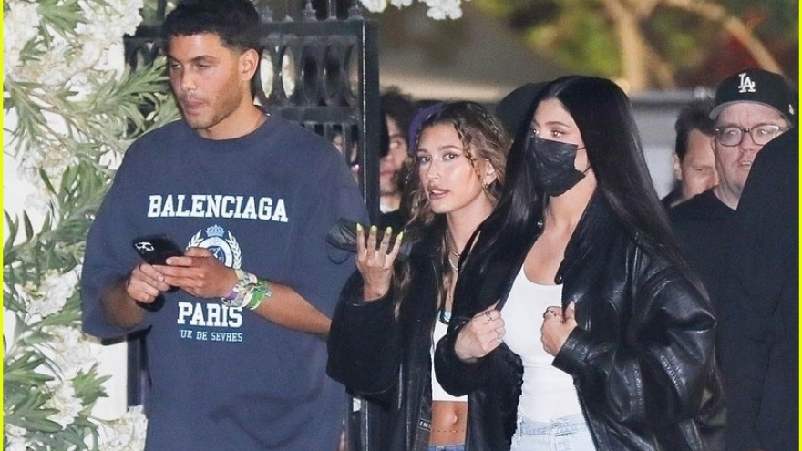 Kylie Jenner và Hailey Baldwin lên đồ sành điệu dự Lễ hội âm nhạc Coachella 2022