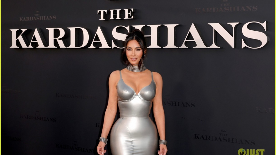 Kim Kardashian diện đầm bó khoe body nóng bỏng dự sự kiện cùng tình trẻ