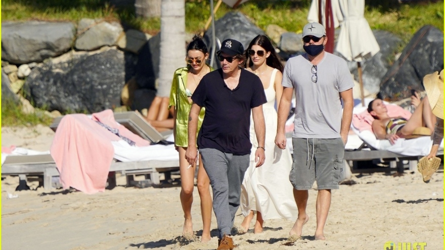 Leonardo DiCaprio và bạn gái xinh đẹp đi dạo trên bãi biển