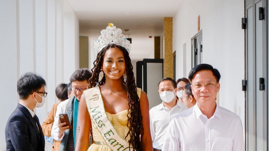 Hoa hậu Trái đất 2021 Destiny Wagner truyền cảm hứng tỏa sáng cho sinh viên