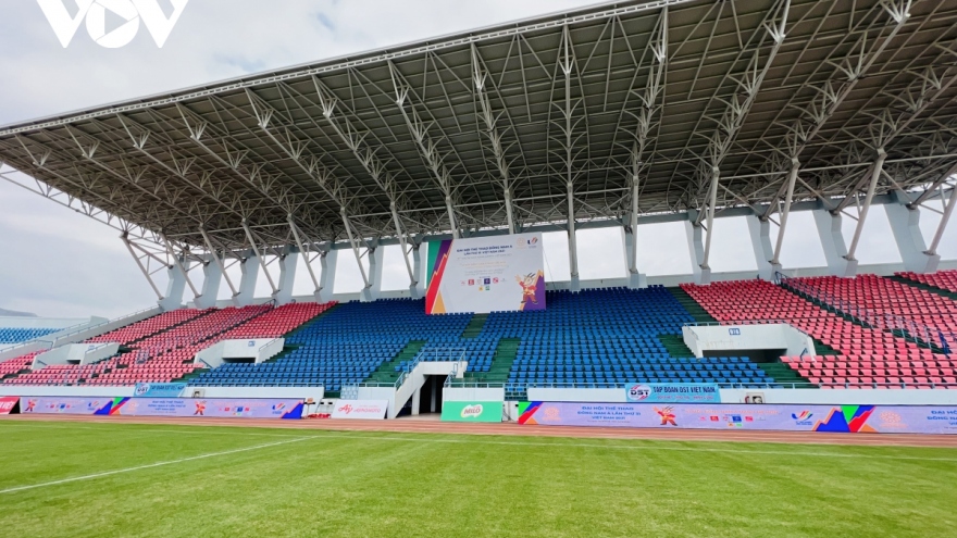 Sân Cẩm Phả tích cực chuẩn bị cho môn bóng đá nữ SEA Games 31
