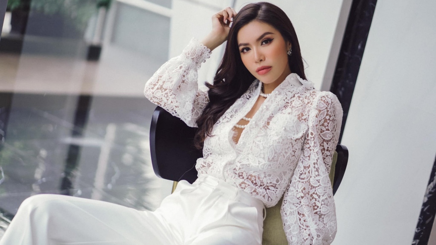 Siêu mẫu Minh Tú đẹp dịu dàng với áo ren xuyên thấu ở Hà Nội