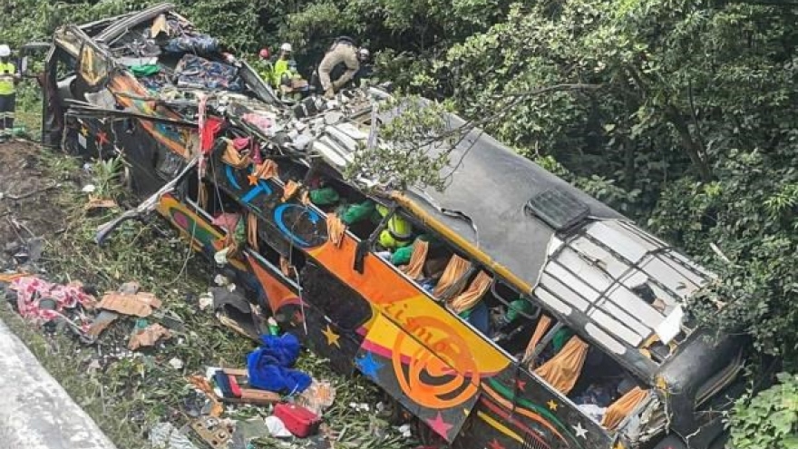 Xe buýt lao vào vách đá làm 11 người thiệt mạng ở Brazil