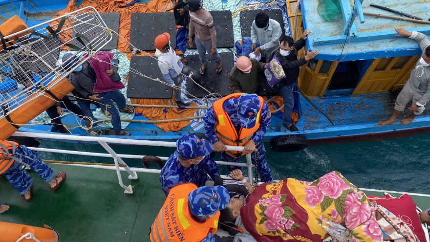 Tàu Cảnh sát biển 2014 vượt sóng lớn đưa ngư dân bị nạn vào bờ cấp cứu