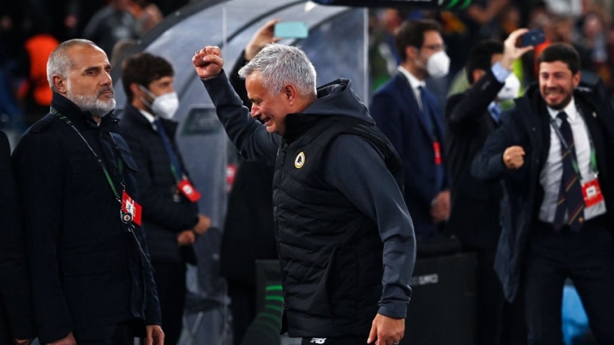 HLV Mourinho khóc nức nở khi đi vào lịch sử bóng đá châu Âu