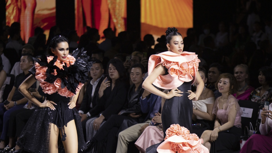 Tiểu Vy so kè catwalk cùng Hoa hậu Trái đất 2015 trong show thời trang