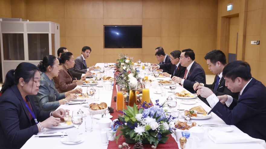 Chủ tịch Quốc hội ăn sáng và trao đổi với Chủ tịch Nhóm Nghị sĩ hữu nghị Lào-Việt