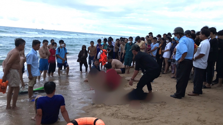Phú Yên: 5 thiếu niên bị sóng cuốn ra biển, 2 người tử vong 