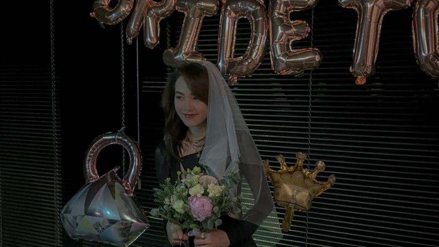 Minh Hằng tái xuất xinh đẹp trong tiệc độc thân trước thềm đám cưới