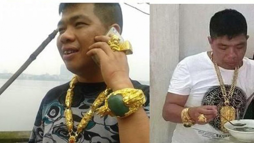 Nóng 24h: "Đại gia" có thú đeo nhiều vàng bị khởi tố tội cho vay nặng lãi
