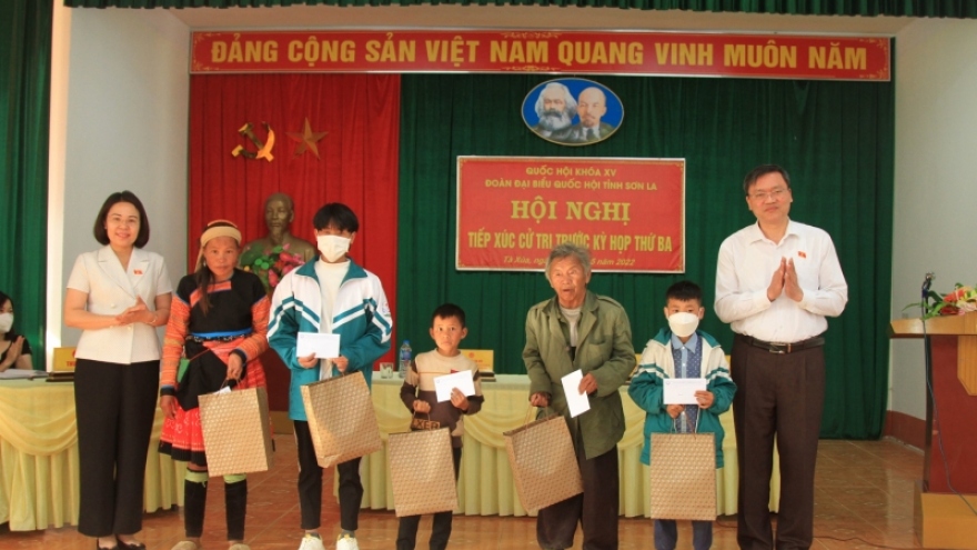 Đoàn Đại biểu Quốc hội tỉnh Sơn La tiếp xúc cử tri huyện Phù Yên và Bắc Yên