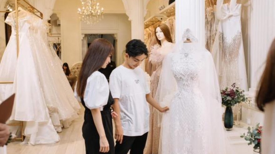 Chuyện showbiz: Phan Hiển "nhá hàng" Khánh Thi mặc váy cưới trước tin sắp tổ chức hôn lễ