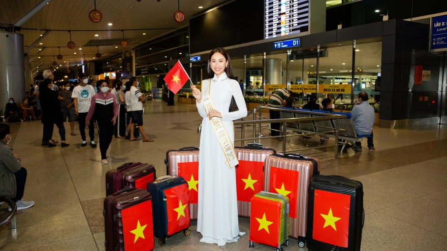 Đoàn Hồng Trang diện áo dài trắng tinh khôi lên đường dự thi Miss Global 2022