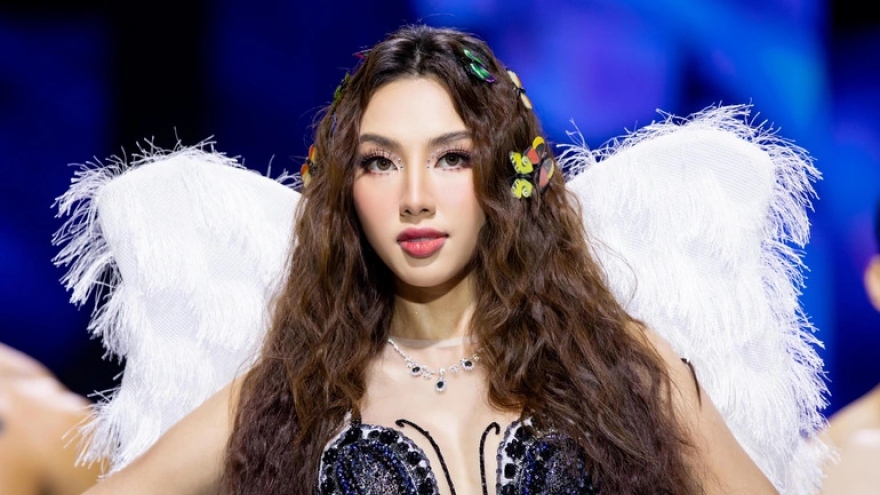 Chuyện showbiz: Hoa hậu Thùy Tiên ngã nhào khi catwalk tại Tuần lễ thời trang