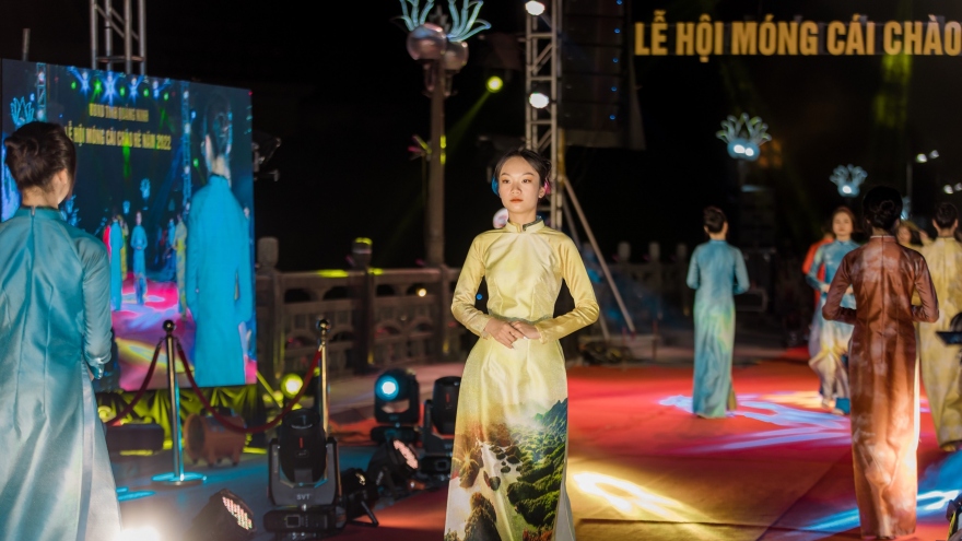 Áo dài Việt Nam lộng lẫy trong Lễ hội Móng Cái chào Hè 2022