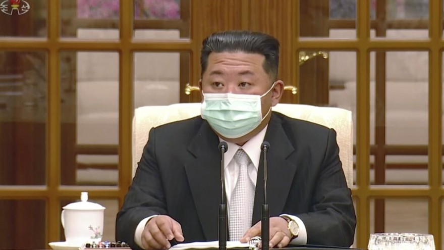 Ông Kim Jong Un lần đầu tiên đeo khẩu trang xuất hiện trước công chúng