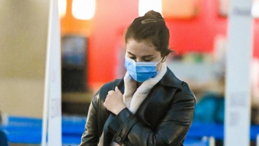 Selena Gomez tái xuất mệt mỏi, kém sắc tại sân bay sau tin đồn hẹn hò tài tử Chris Evans