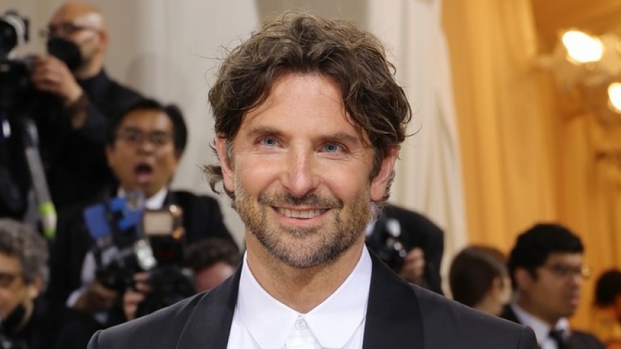 Bradley Cooper tái xuất lịch lãm trên thảm đỏ Met Gala 2022