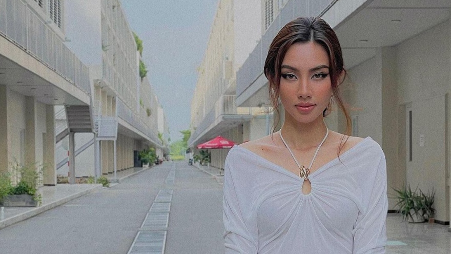 Hoa hậu Thùy Tiên diện phong cách style stress, thả dáng quyến rũ trên phố