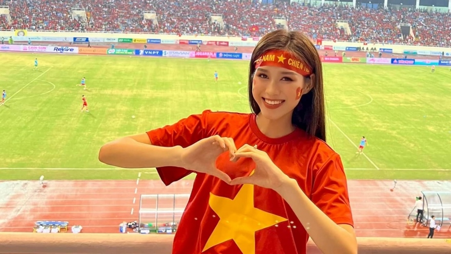 Hoa hậu Đỗ Thị Hà, Thùy Tiên cùng dàn người đẹp hào hứng cổ vũ U23 Việt Nam