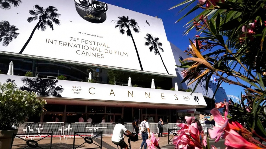 Nhà sản xuất "Tiệc trăng máu" tham dự sự kiện Chợ phim của LHP Cannes 2022