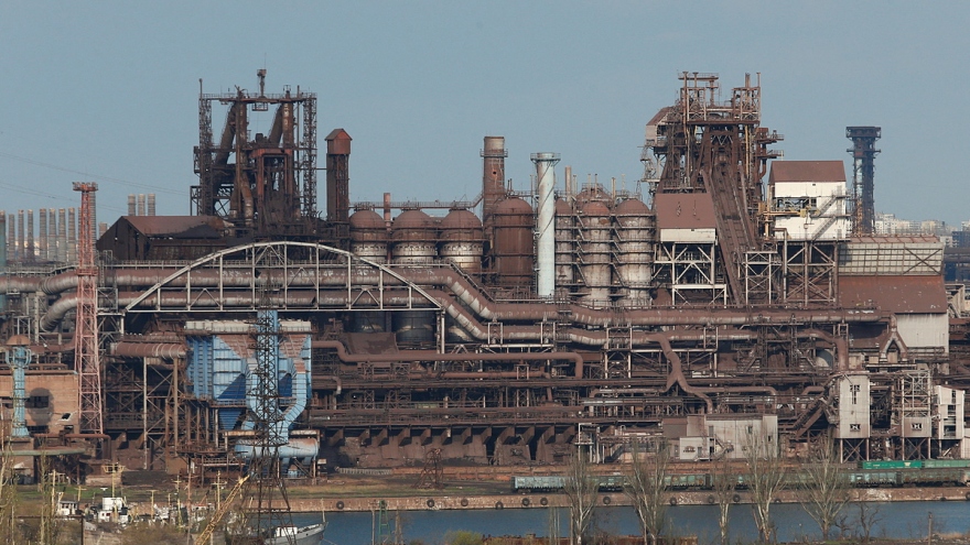 Ukraine nói ít nhất 100 dân thường vẫn mắc kẹt ở nhà máy thép Azovstal
