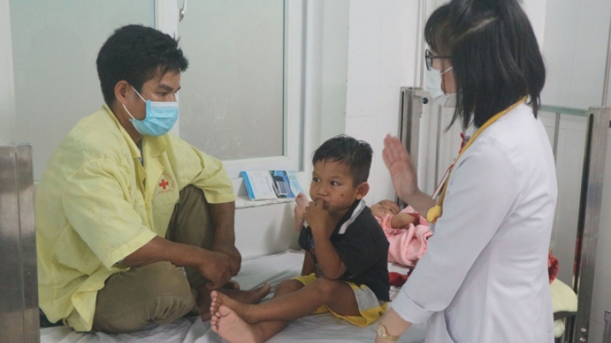 Kon Tum chủ động phòng bệnh cho trẻ em trong giai đoạn chuyển mùa