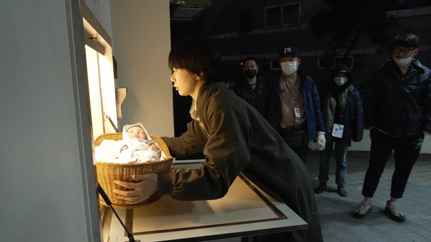 "Người môi giới" - Dựa trên câu chuyện có thật về những chiếc “hộp em bé” tại Hàn Quốc
