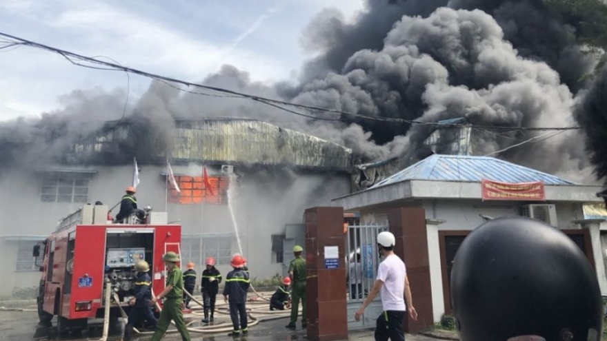 Cháy lớn tại cụm Công nghiệp Trảng Nhật (Quảng Nam), khói đen bốc cao hàng trăm mét