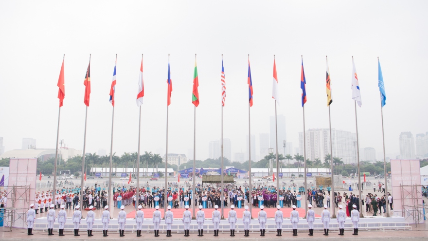 Quốc kỳ 11 nước tham dự SEA Games 31 tung bay trước SVĐ Mỹ Đình