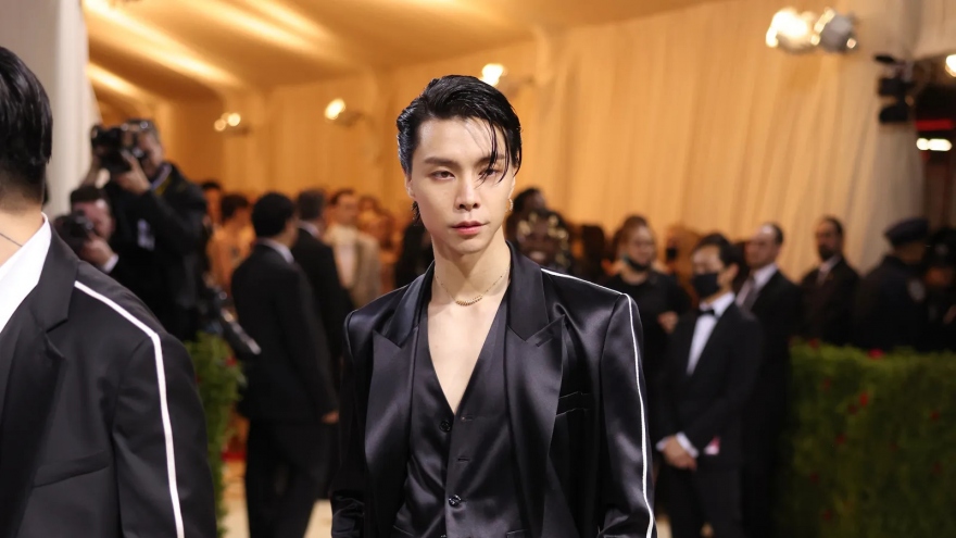Johnny (NCT) bảnh bao trong trang phục của nhà thiết kế gốc Việt, tham dự Met Gala