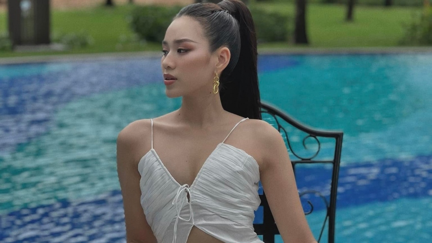 Hoa hậu Đỗ Thị Hà khoe lưng trần gợi cảm, thả dáng quyến rũ bên hồ bơi