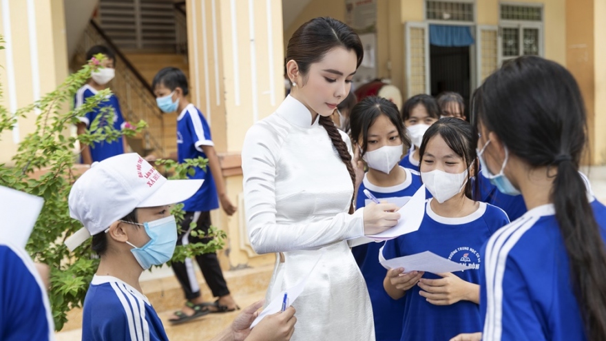 Hoa hậu Du lịch Thế giới 2018 Huỳnh Vy trao học bổng cho các trẻ em khó khăn