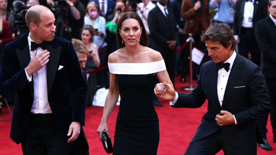 Tom Cruise dìu Công nương Kate Middleton trên thảm đỏ công chiếu "Top Gun: Maverick"