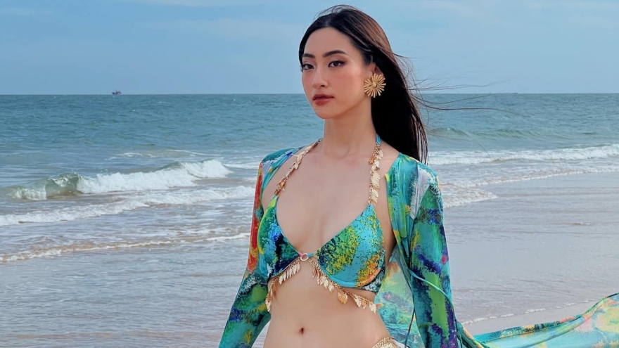 Hoa hậu Lương Thùy Linh diện bikini họa tiết khoe body nóng bỏng trên bãi biển