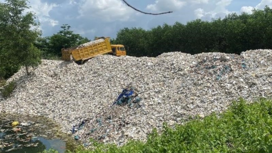 Bắt quả tang đối tượng đổ hàng tấn chất thải rắn công nghiệp xuống hồ nước