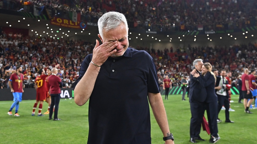 Jose Mourinho bật khóc khi cùng AS Roma vô địch Conference League