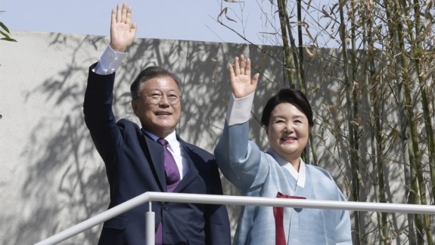 Cựu Tổng thống Hàn Quốc về quê làm ruộng sau khi rời nhiệm sở