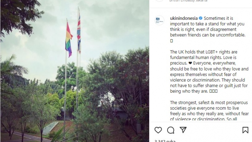 Indonesia triệu Đại sứ Anh về việc treo cờ cầu vồng LGBT